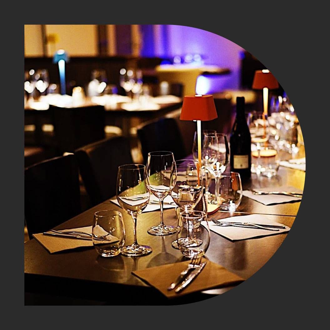 Tablée éclairée par des lampes en soirée